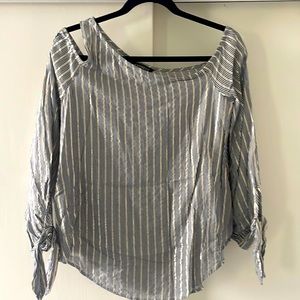 Express  🌺3/$10 in bundle🌺 Cold shoulder top.